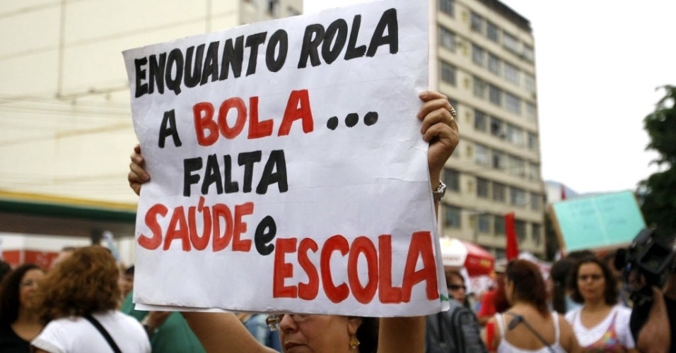 Manifestantes se dirigem ao Maracanã contra realização da Copa no país