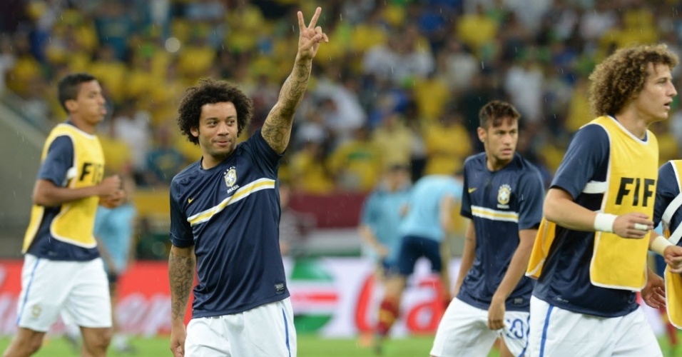 Marcelo, lateral da seleção brasileira, gesticula durante aquecimento para a final da Copa das Confederações contra a Espanha
