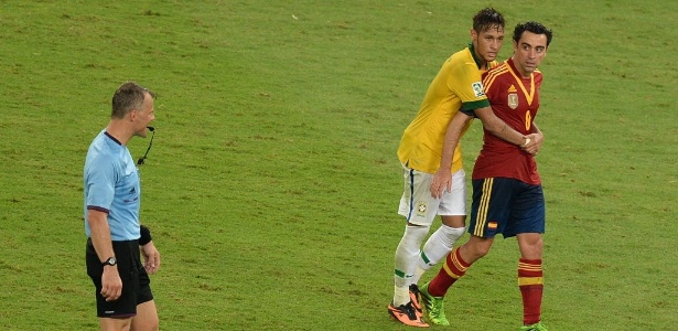 Neymar abraça Xavi após a vitória do Brasil; ex-santista brilhou mais que o novo colega de clube