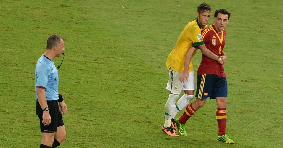 Neymar abraça Xavi após vitória do Brasil sobre a Espanha