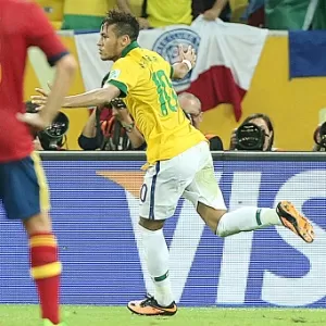 neymar-mostra-novo-penteado-durante-treino-da-selecao-em-londres-1342709816528_615x470.jpg