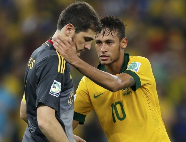 Neymar cumprimenta Iker Casillas após vitória do Brasil por 3 a 0 sobre a Espanha na final da Copa das Confederações