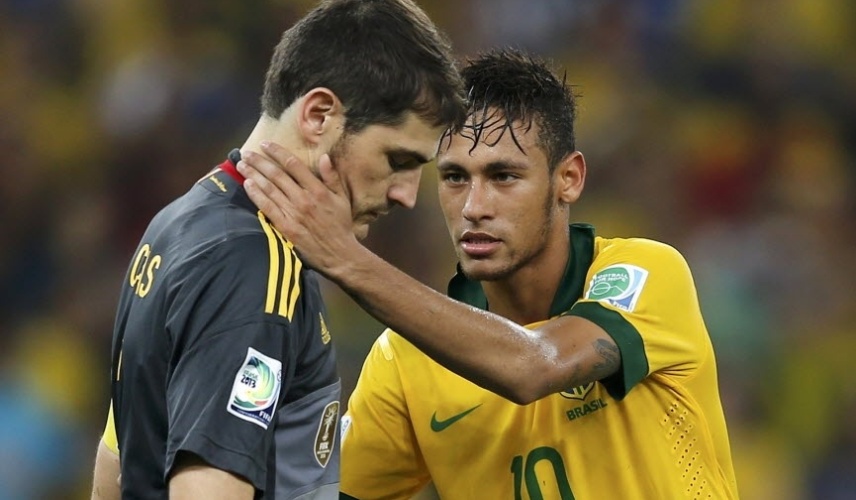 Neymar cumprimenta Iker Casillas após vitória do Brasil por 3 a 0 sobre a Espanha na final da Copa das Confederações