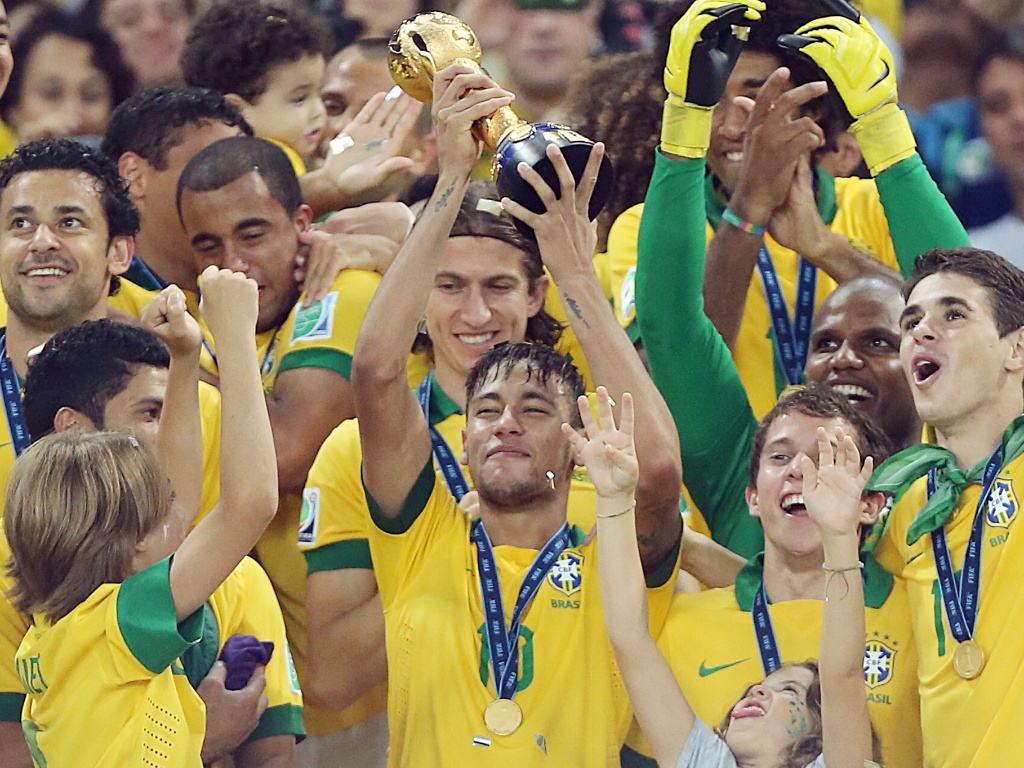 Neymar levanta a taça de campeão da Copa das Confederações após a vitória por 3 a 0 sobre a Espanha
