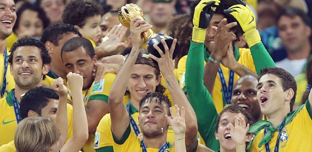 Neymar levanta a taça de campeão da Copa das Confederações após a vitória sobre a Espanha
