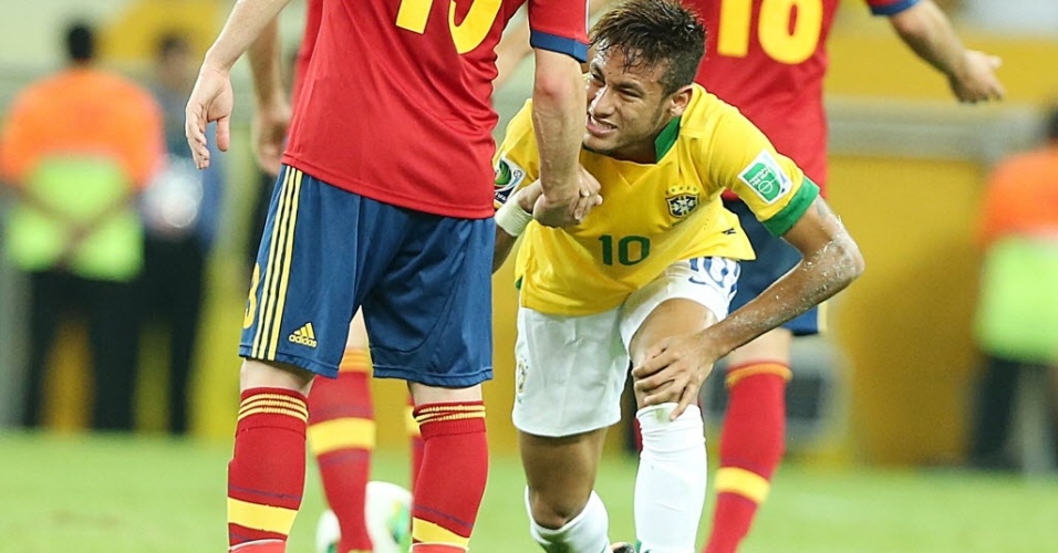 Neymar levanta após sofrer falta no meio campo durante final da Copa das Confederações entre Brasil e Espanha