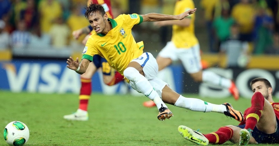 Piqué faz falta em Neymar e é expulso da final da Copa das Confederações entre Brasil e Espanha