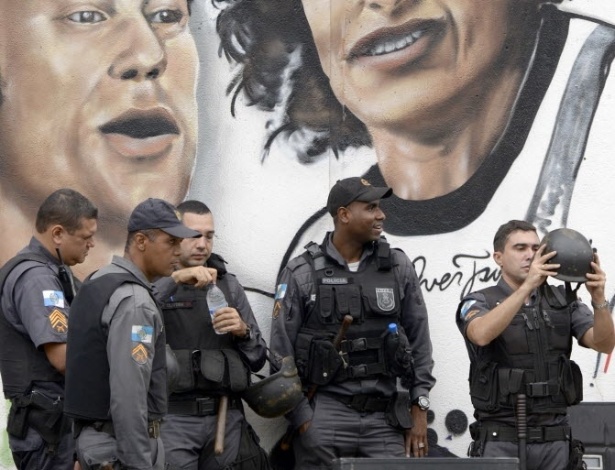 Policiais se concentram em rua próxima ao Maracanã