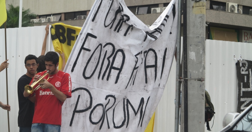 Protesto desta manhã em frente a um dos prédios da CBF na Barra da Tijuca. Ato organizado pela Frente Nacional de Torcedores.