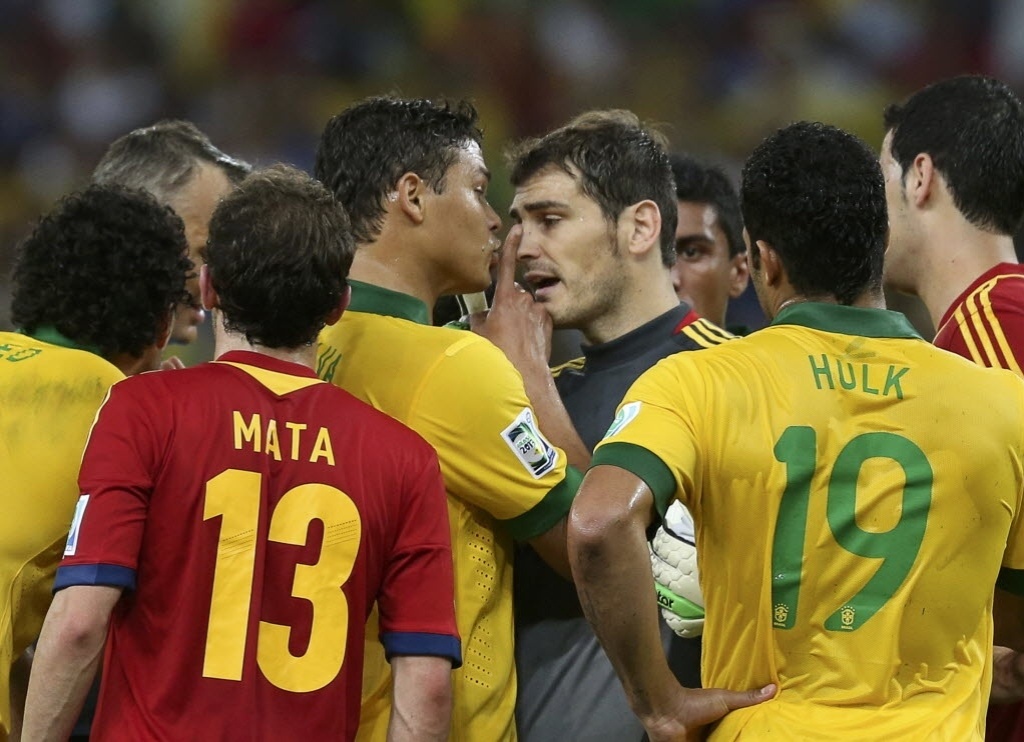 Thiago Silva coloca o dedo na cara do goleiro Casillas durante final da Copa das Confederações entre Brasil e Espanha