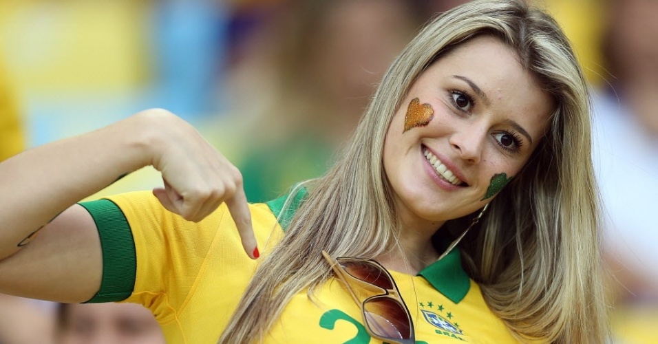 Torcedora aguarda início da final da Copa das Confederações entre Brasil e Espanha no Maracanã