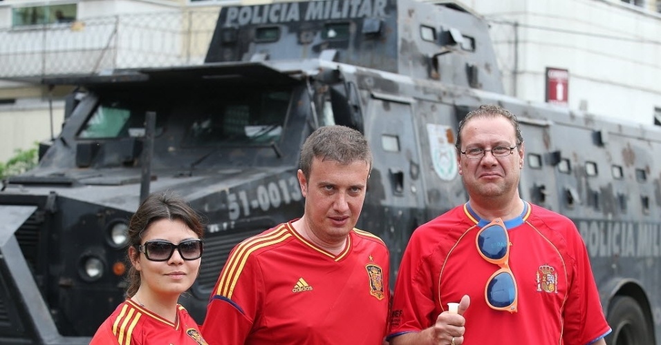 Veículo blindado da Polícia Militar vira atração turística antes da final entre Brasil x Espanha