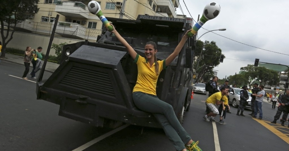 Veículo blindado da Polícia Militar vira atração turística antes da final entre Brasil x Espanha