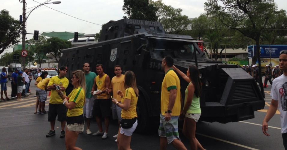 Veículo blindado da Polícia Militar virou atração turística antes da final entre Brasil x Espanha