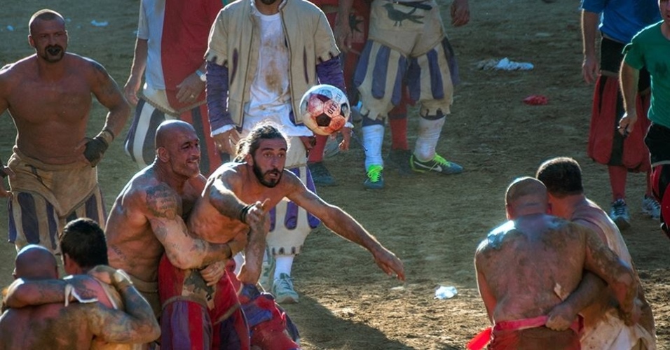 01.jun.2013 - Todo ano no mês de junho a cidade de Florença, na Itália, recebe o torneiro do calcio fiorentino, um esporte que mescla rúgbi e MMA - Daniele Bettazzi/UOL