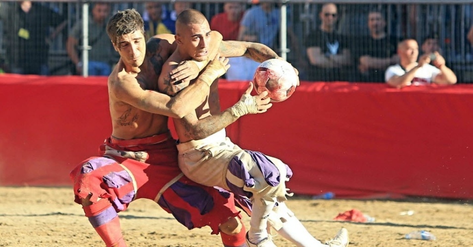 01.jun.2013 - Todo ano no mês de junho a cidade de Florença, na Itália, recebe o torneiro do calcio fiorentino, um esporte que mescla rúgbi e MMA - EFE/EPA/MAURIZIO DEGL'INNOCENTI