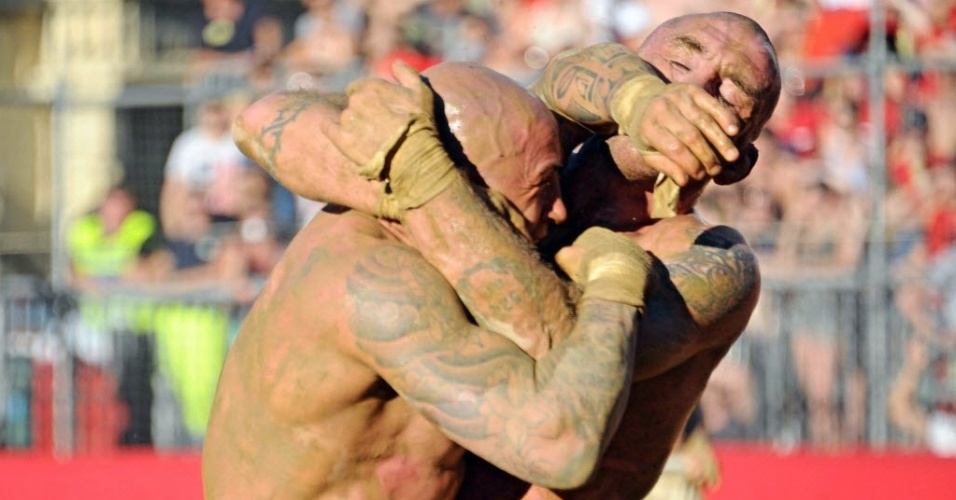 01.jun.2013 - Todo ano no mês de junho a cidade de Florença, na Itália, recebe o torneiro do calcio fiorentino, um esporte que mescla rúgbi e MMA - EFE/EPA/MAURIZIO DEGL'INNOCENTI