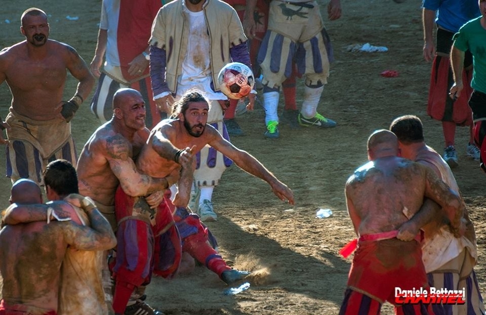 01.jun.2013 - Todo ano no mês de junho a cidade de Florença, na Itália, recebe o torneiro do calcio fiorentino, um esporte que mescla rúgbi e MMA - Daniele Bettazzi/UOL