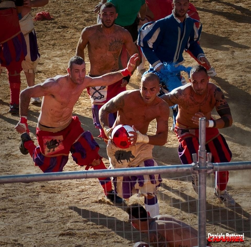 01.jun.2013 - Todo ano no mês de junho a cidade de Florença, na Itália, recebe o torneiro do calcio fiorentino, um esporte que mescla rúgbi e MMA - Daniele Bettazzi/UOL