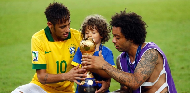 Enzo se diverte com o pai Marcelo e com Neymar na premiação da Copa das Confederações - REUTERS/Kai Pfaffenbach