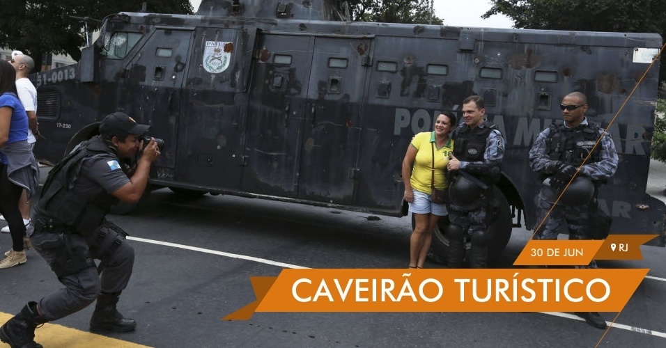 CAVEIRÃO TURÍSTICO - Carro blindado da polícia do Rio de Janeiro, conhecido como Caveirão, vira atração turística nas ruas da cidade nas proximidades do Maracanã