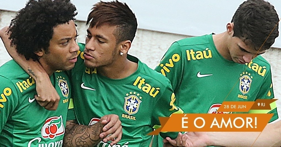 É O AMOR! - Neymar brinca com Marcelo durante o treino da seleção brasileira em São Januário dois dias antes da final contra a Espanha