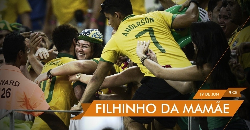 FILHINHO DA MAMÃE - Neymar ganha abraço de sua mãe, Nadine, após marcar um gol na vitória de 2 a 0 do Brasil sobre o México no estádio Castelão
