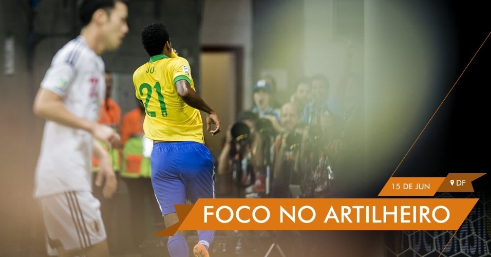 FOCO NO ARTILHEIRO - Fotógrafos registram comemoração de Jô após o atacante marcar o terceiro gol do Brasil na vitória de 3 a 0 sobre o Japão na Copa das Confederações