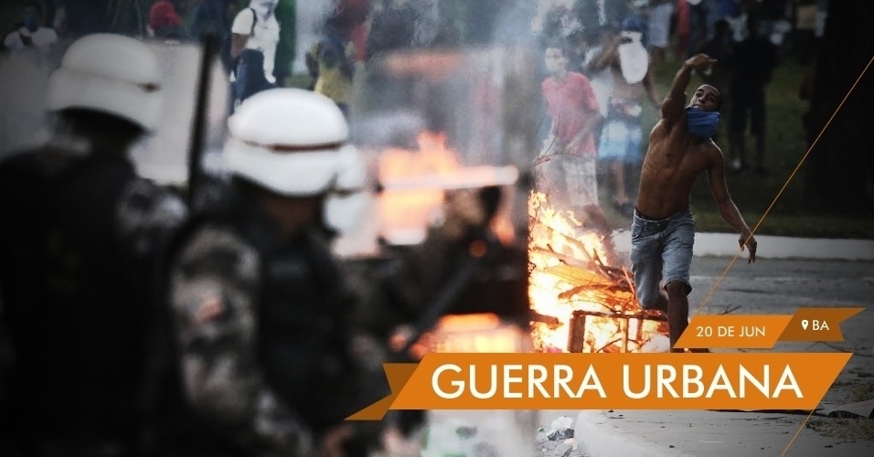 GUERRA URBANA - Manifestante atira tijolo em policial durante protesto na porta da Arena Fonte Nova horas antes da partida entre Nigéria e Uruguai em Salvador
