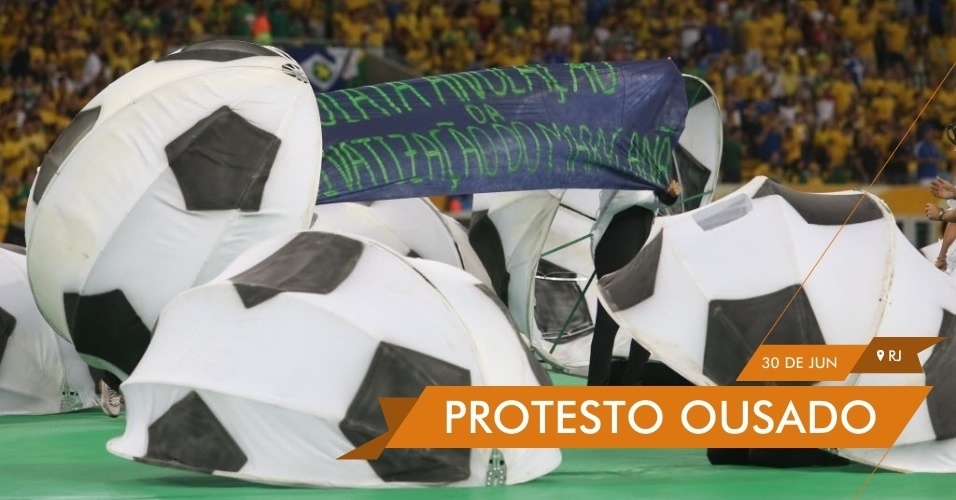 PROTESTO OUSADO - Manifestantes entram com faixa com os dizeres "Imediata anulação da privatização do Maracanã" no meio da cerimônia de encerramento da Copa das Confederações