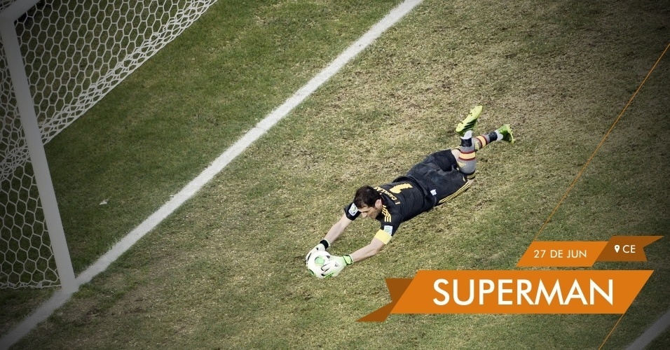 SUPERMAN - Iker Casillas, goleiro da Espanha, voa para defender chute de Christian Maggio na semifinal contra a Itália. Os espanhóis venceram nos pênaltis e se classificaram para a decisão contra o Brasil