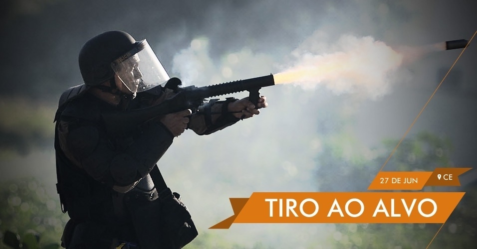 TIRO AO ALVO - Policial atira bomba para dispersar manifestantes que tentavam invadir a "área Fifa" no entorno do Castelão horas antes da semifinal entre Itália e Espanha