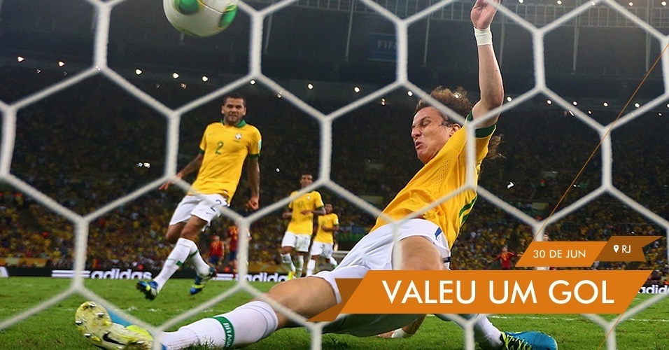 VALEU UM GOL - David Luiz dá um carrinho e tira a bola em cima da linha, evitando um gol da Espanha no primeiro tempo da final contra o Brasil