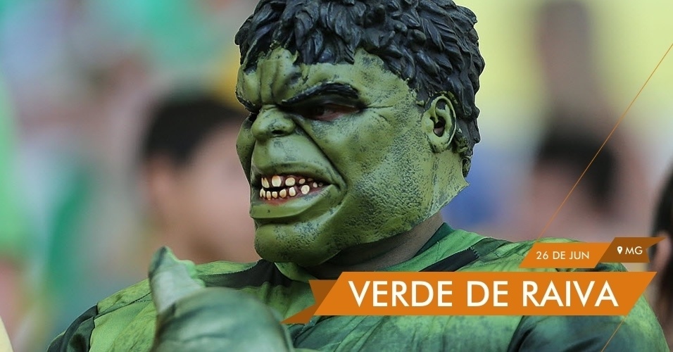 VERDE DE RAIVA - Torcedor assiste ao jogo Brasil x Uruguai no Mineirão fantasiado de Hulk. Em campo, o xará do super-herói foi criticado pela torcida