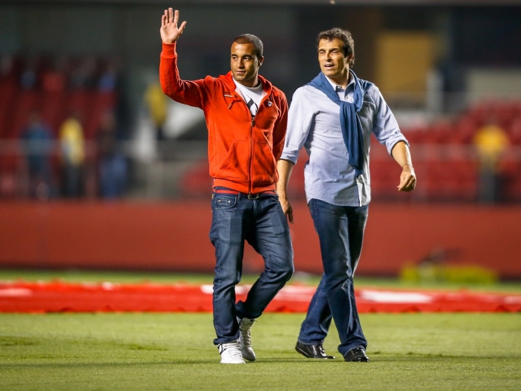 03.07.2013 - De folga após título, Lucas assiste à final do Morumbi e é ovacionado por torcida - Leandro Moraes/UOL