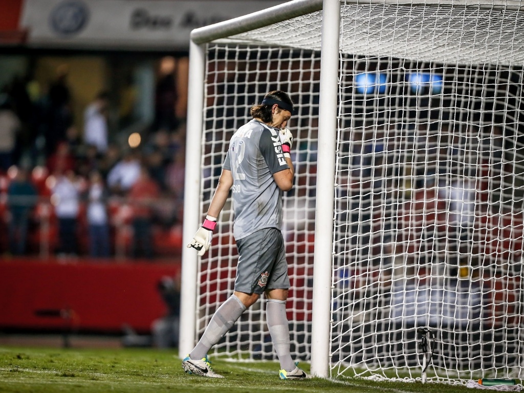 03.07.2013 - Goleiro Cássio lamenta 'frango' em gol de Aloísio no início do segundo tempo - Leandro Moraes/UOL
