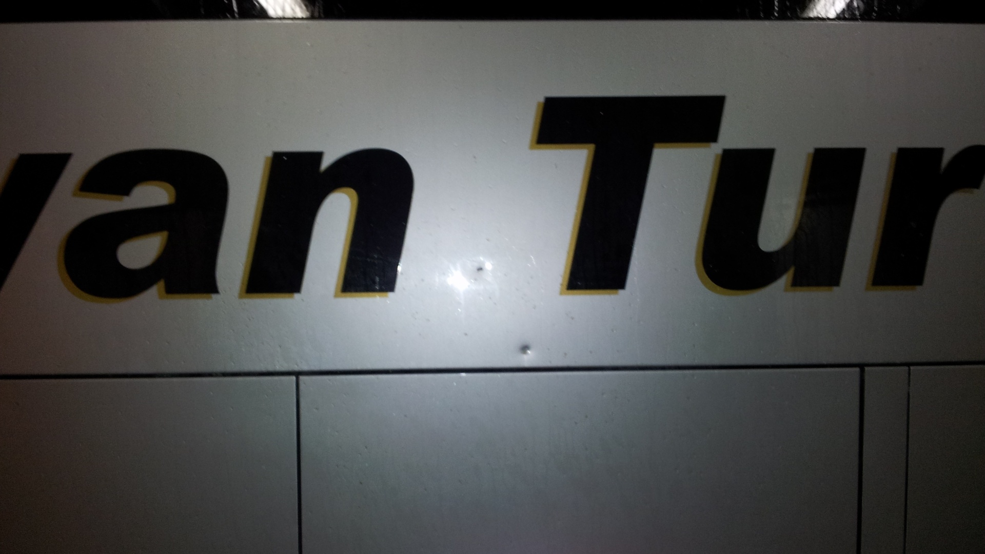 03.07.2013 - Ônibus do Corinthians é recebido com chuva de pedras no Morumbi - Maurício Duarte/UOL