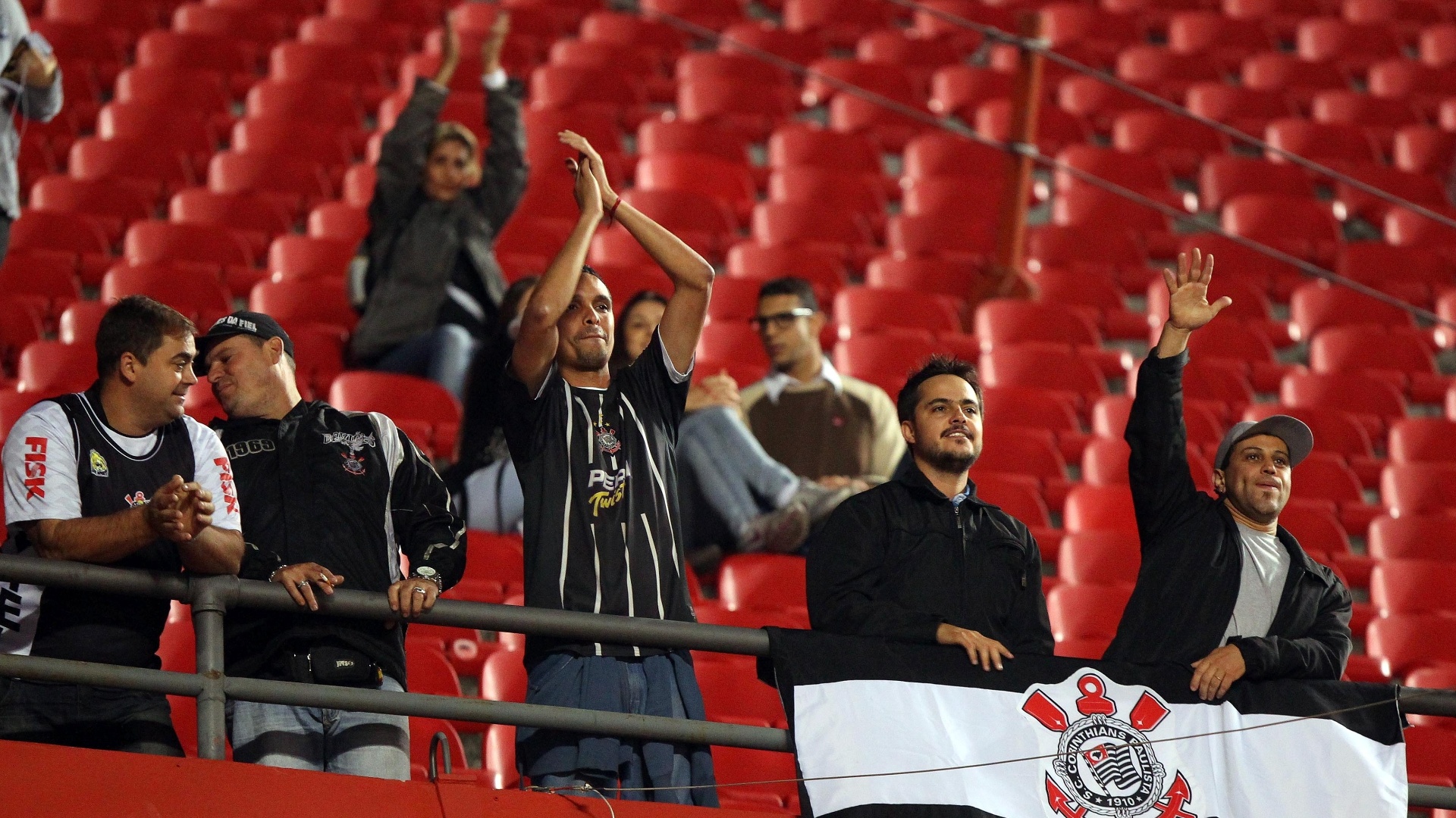 03.07.2013 - Torcedores do Corinthians comparecem em pouco número ao Morumbi para a primeira final da Recopa - Juca Varella/Folhapress