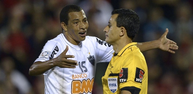Gilberto Silva afirma que grupo não pode se abater num momento complicado - AFP PHOTO / Juan Mabromata
