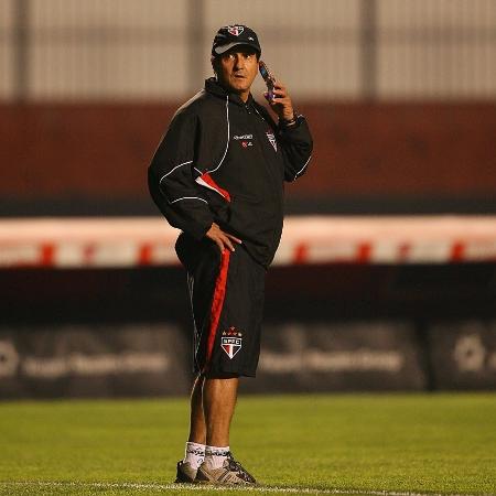 2008 - Muricy Ramalho fala ao telefone durante treino do São Paulo