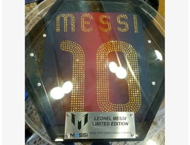 Camisa de Messi com o nome e número em cristais swarovski - Reprodução/Facebook