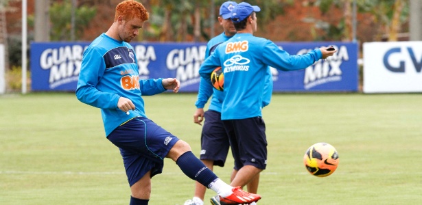 Souza (chutando a bola) é chamado de Salmão por companheiros de Cruzeiro - Washington Alves/Vipcomm