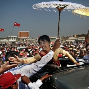 A líder opositora birmanesa Aung San Suu Kyi, durante campanha em Mianmar: símbolo da mudança
