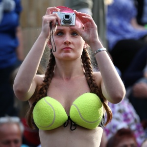 Torcedora mostra seu lado sensual para acompanhar os jogos em Wimbledon - Peter Macdiarmid/Getty Images