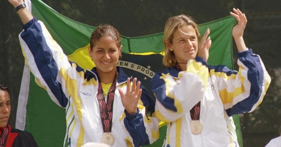 Vanessa Menga (direita) ao lado de Joana Cortês com a medalha de Ouro no Pan-Americano de Winnipeg