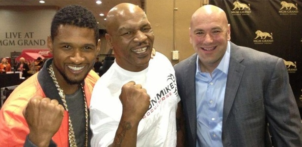 Mike Tyson (c) posa ao lado do rapper Usher (e) e do presidente do UFC, Dana White - Divulgação/UFC
