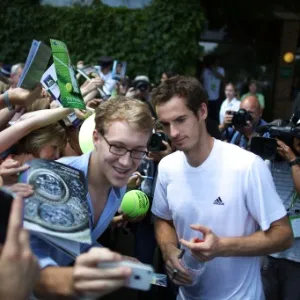 06.jul.2013 - Andy Murray tira foto com fã após treino em Londres - Peter Macdiarmid/Getty Images