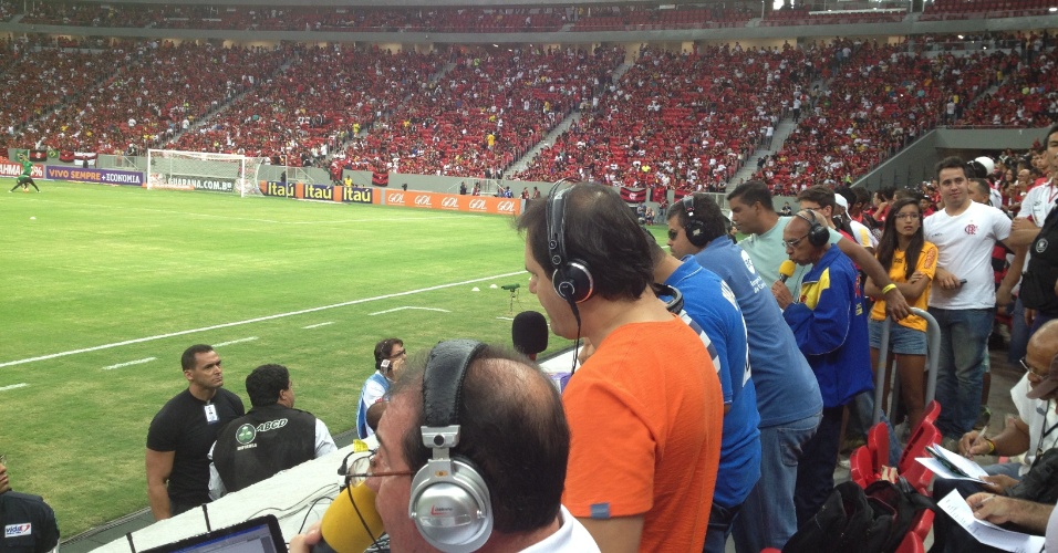 06.jul.2013 - Locutores narram o jogo entre Flamengo e Coritiba, no Mané Garrincha em Brasília, da arquibancada