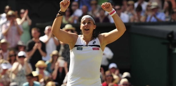 06.jul.2013 - Marion Bartoli sorri ao conquistar Wimbledon com vitória sobre Sabine Lisicki - AFP PHOTO / GLYN KIRK