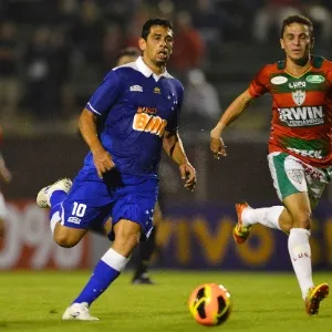 Diego Souza e Ferdinando durante lance do empate entre Portuguesa e Cruzeiro - Agif